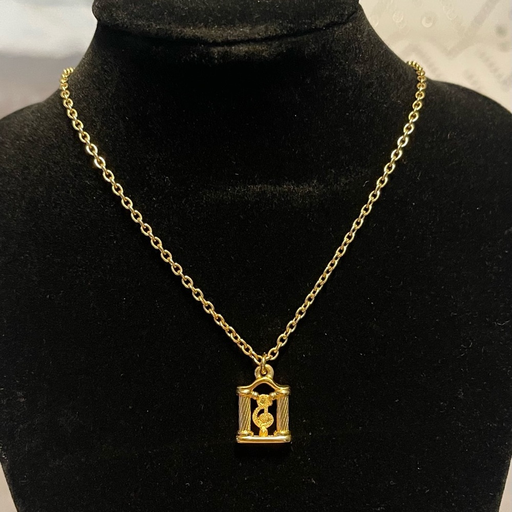 Elegant Burberry Gold Metal Necklace - Picture 2 of 3